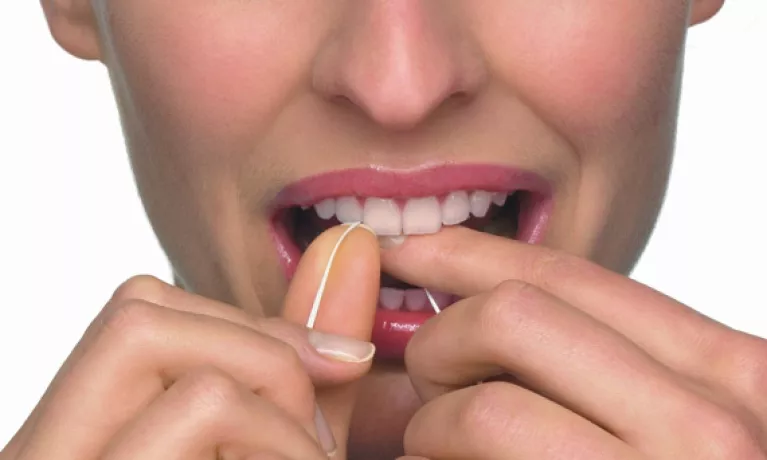 Jak prawidłowo używać nici dentystycznych, irygatora i szczoteczek międzyzębowych?